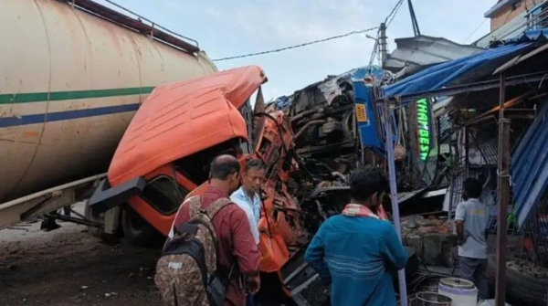accident oil tanker-bus collision