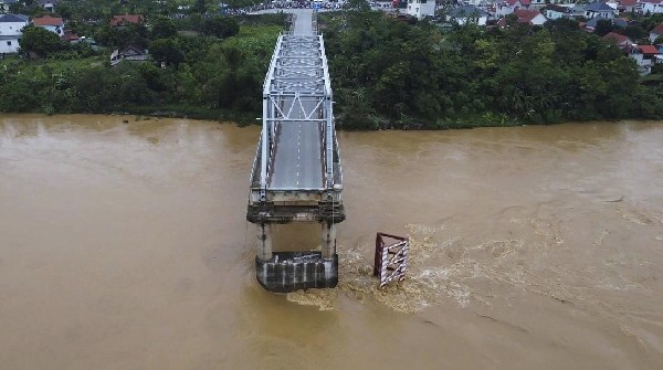 bridge collapses