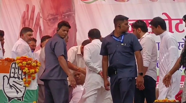 Mallikarjun Kharge falls ill at rally