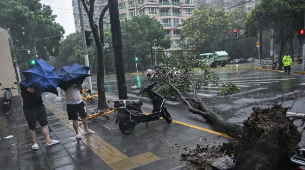 Shanghai hit by strongest typhoon