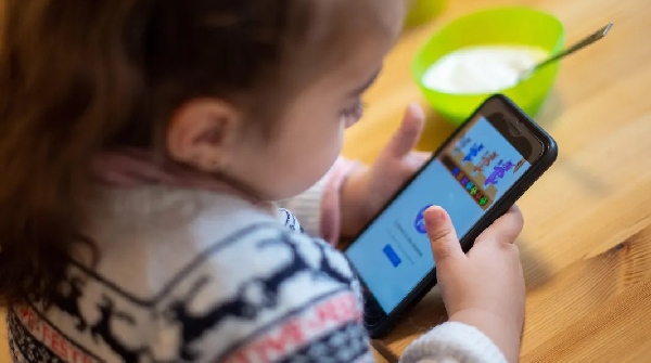 child on mobile