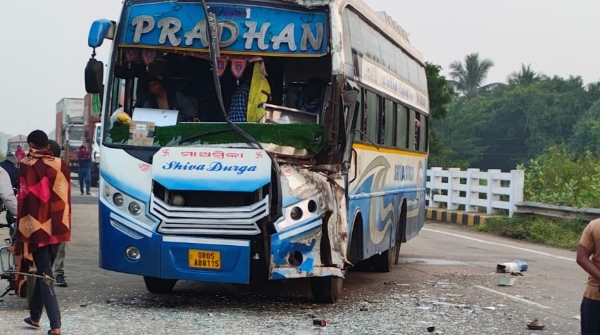 Passenger bus hit the divider