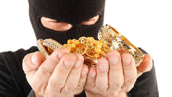 Gold loot in bhubaneswr