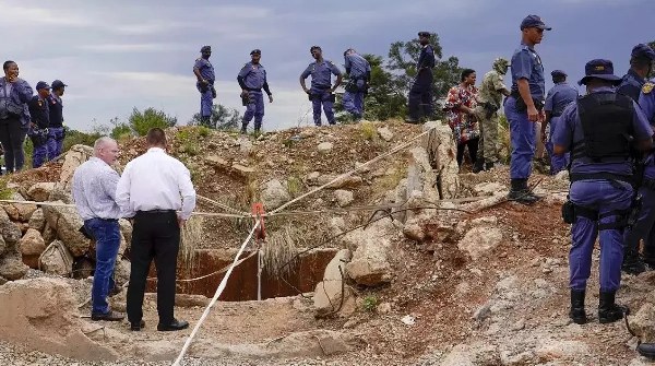 south africa 100 workers trapped in gold mine died