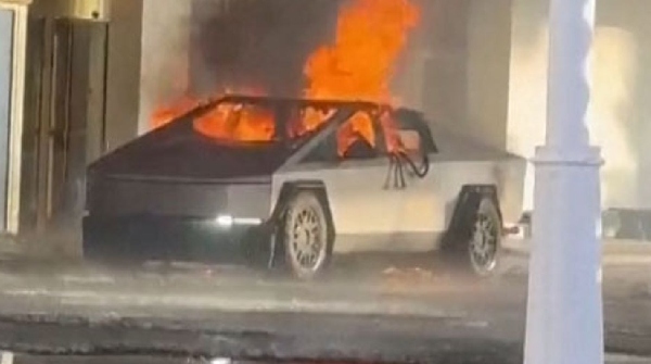 Tesla Cybertruck explodes