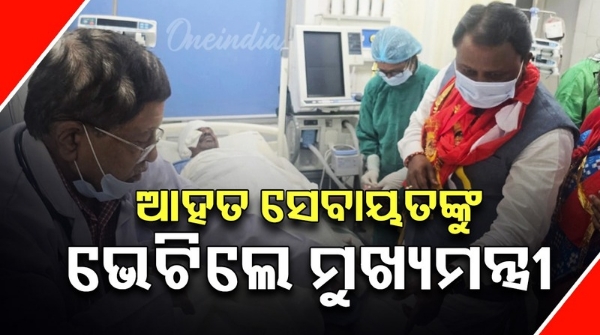 Chief Minister met the injured sevayata at the medical Chief Minister met the injured sevayata at the medical