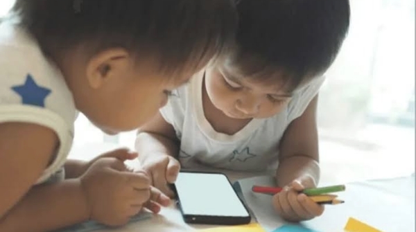How long is it okay for a child to look at the phone
