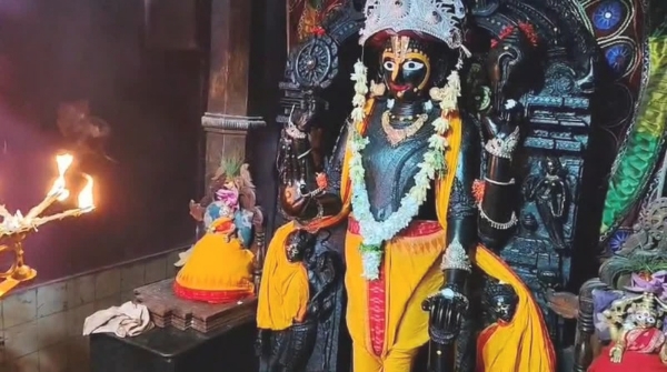 uge crowd at Lord Alarnath s temple