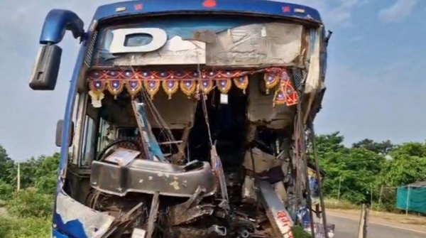 Passenger bus hits truck 30 passengers injured Passenger bus hits truck 30 passengers injured