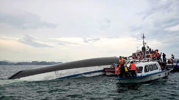 boat capsizes