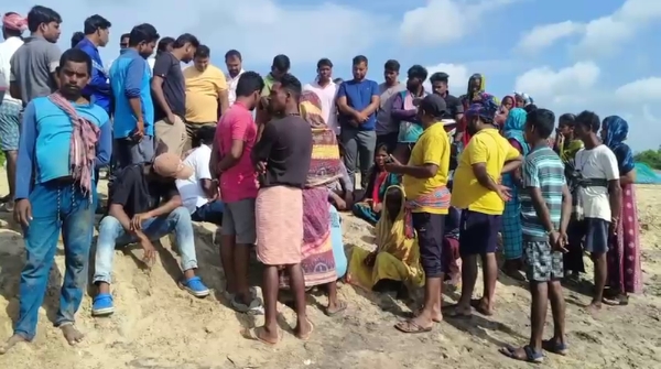 Boat capsizes in the sea