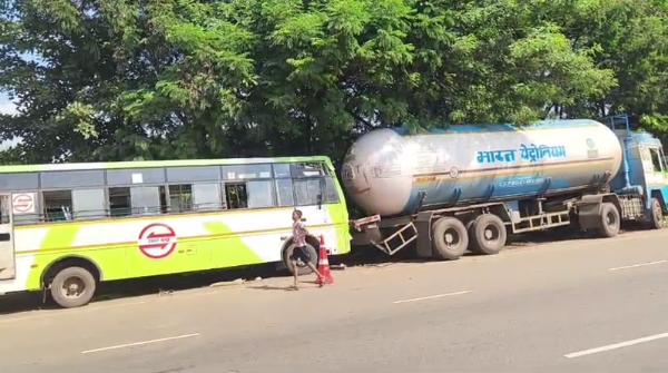 ama bus hit tanker 14 passengers injured