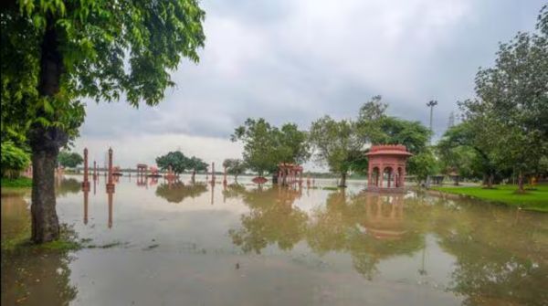 Yamuna river water level crosses danger mark