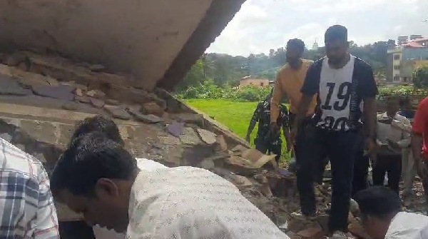 Market complex roof collapses Market complex roof collapses