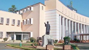 ୨୫ଟି ଶିଳ୍ପାନୁଷ୍ଠାନକୁ କାରଣ ଦର୍ଶାଅ ନୋଟିସ ଜାରି କଲେ ରାଜ୍ୟ ସରକାର