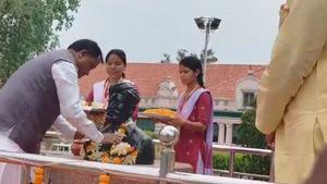 ମଧୁବାବୁଙ୍କ ପ୍ରତିମୂର୍ତ୍ତିରେ ମାଲ୍ୟାର୍ପଣ କଲେ ମୁଖ୍ୟମନ୍ତ୍ରୀ