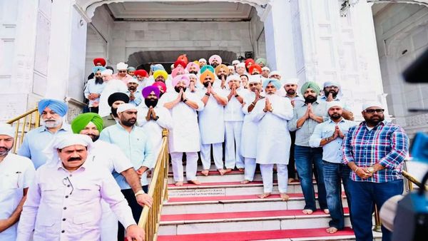 ਸ੍ਰੀ ਦਰਬਾਰ ਸਾਹਿਬ ਪਹੁੰਚੀ ਪੰਜਾਬ ਕਾਂਗਰਸ ਦੀ ਲੀਡਰਸ਼ਿਪ, ਆਪਸੀ ਖਿੱਚੋਤਾਣ ਵਿਚਾਲੇ ਕੀਤਾ 'ਏਕਤਾ' ਦਾ ਪ੍ਰਦਰਸ਼ਨ!