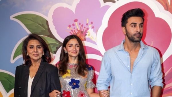 Alia Bhatt ਦਾ ਗਲੈਮਰਸ ਲੁੱਕ : ਡੋਂਟ ਬੀ ਸ਼ਾਇ’ ਦੀ ਸਕ੍ਰੀਨਿੰਗ ‘ਚ ਰਣਬੀਰ ਅਤੇ ਸੱਸ ਨੀਤੂ ਨਾਲ ਆਈ ਨਜ਼ਰ