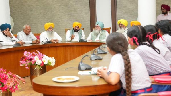 ਪੰਜਾਬ ਵਿਧਾਨ ਸਭਾ ਪਹੁੰਚੇ ਫਰੀਦਕੋਟ ਦੇ ਵਿਦਿਆਰਥੀ, CM ਮਾਨ ਨੇ ਸਮਝਾਇਆ ਲੋਕਤੰਤਰ ਦਾ ਮਹੱਤਵ