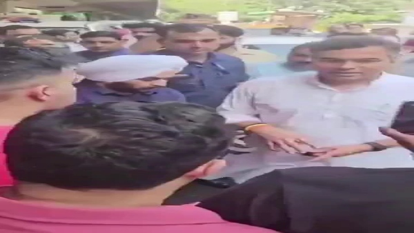 delhi clash b w AAP and BJP