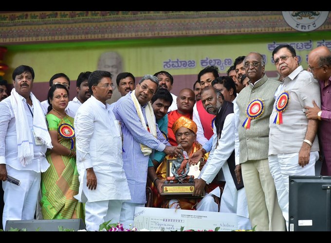 CM Siddaramaiah unveiled the statue of Maharshi Valmiki
