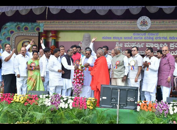 CM Siddaramaiah unveiled the statue of Maharshi Valmiki