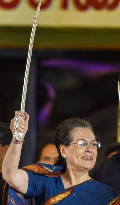 Sonia Gandhi Unveils Late DMK Chief M Karunanidhi Statue In Chennai