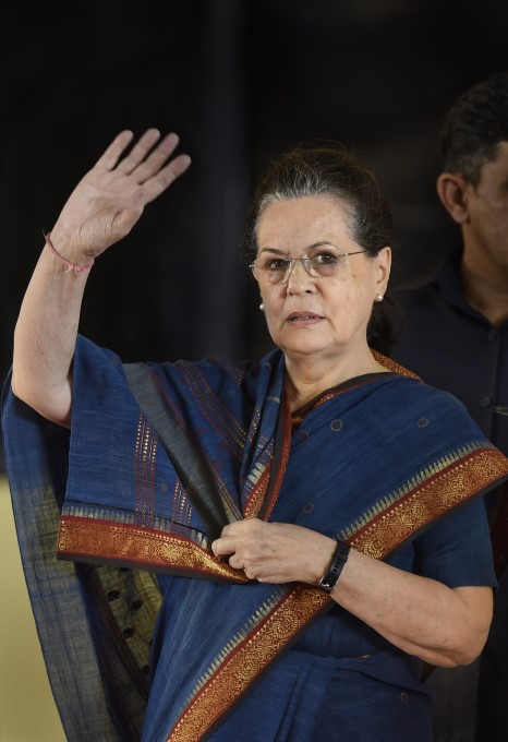 Sonia Gandhi Unveils Late DMK Chief M Karunanidhi Statue In Chennai