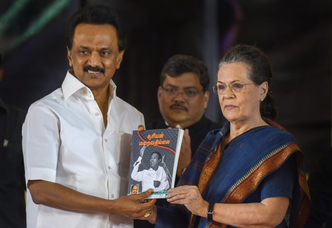 Sonia Gandhi Unveils Late DMK Chief M Karunanidhi Statue In Chennai
