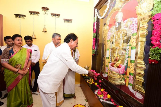 Telangana CM KCR With Family And MLA Roja Visits Athi Varadaraja Swamy Temple