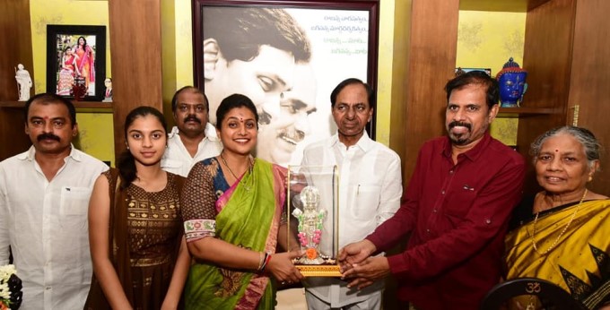 Telangana CM KCR With Family And MLA Roja Visits Athi Varadaraja Swamy Temple