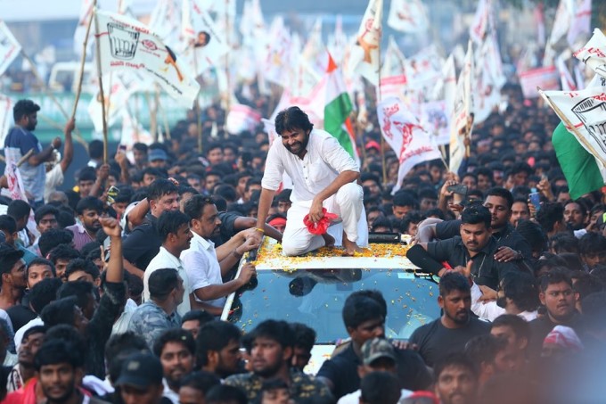 విశాఖపట్నం లాంగ్ మార్చ్‌లో పాల్గొన్న జనసేన చీఫ్ పవన్ కళ్యాణ్: ఫోటోలు