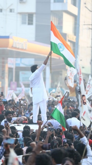 విశాఖపట్నం లాంగ్ మార్చ్‌లో పాల్గొన్న జనసేన చీఫ్ పవన్ కళ్యాణ్: ఫోటోలు