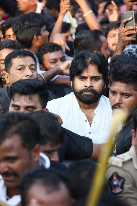 విశాఖపట్నం లాంగ్ మార్చ్‌లో పాల్గొన్న జనసేన చీఫ్ పవన్ కళ్యాణ్: ఫోటోలు