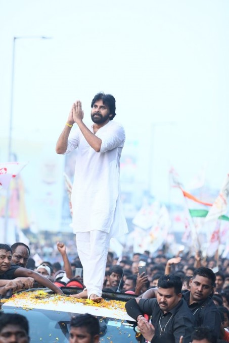 విశాఖపట్నం లాంగ్ మార్చ్‌లో పాల్గొన్న జనసేన చీఫ్ పవన్ కళ్యాణ్: ఫోటోలు