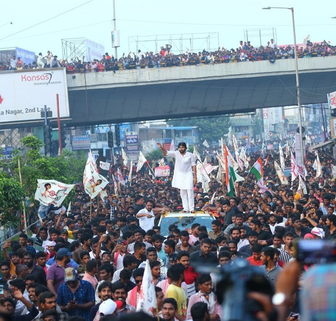 విశాఖపట్నం లాంగ్ మార్చ్‌లో పాల్గొన్న జనసేన చీఫ్ పవన్ కళ్యాణ్: ఫోటోలు