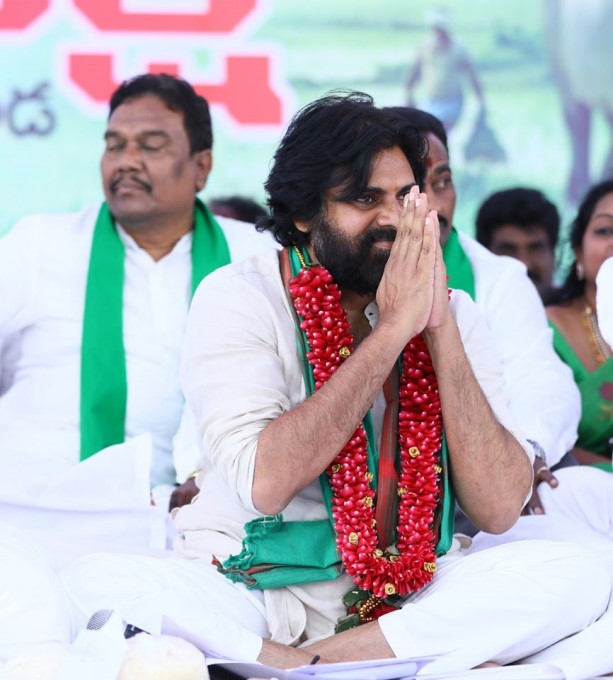 కాకినాడ రైతు సౌభాగ్య దీక్షలో పాల్గొన్న జనసేన అధినేత పవన్ కళ్యాణ్: ఫోటోలు