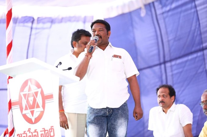 కాకినాడ రైతు సౌభాగ్య దీక్షలో పాల్గొన్న జనసేన అధినేత పవన్ కళ్యాణ్: ఫోటోలు