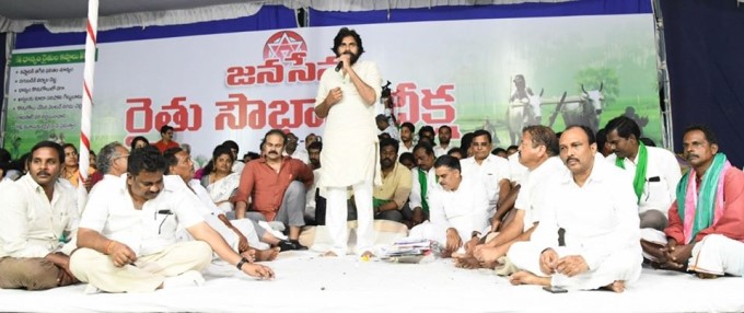 కాకినాడ రైతు సౌభాగ్య దీక్షలో పాల్గొన్న జనసేన అధినేత పవన్ కళ్యాణ్: ఫోటోలు