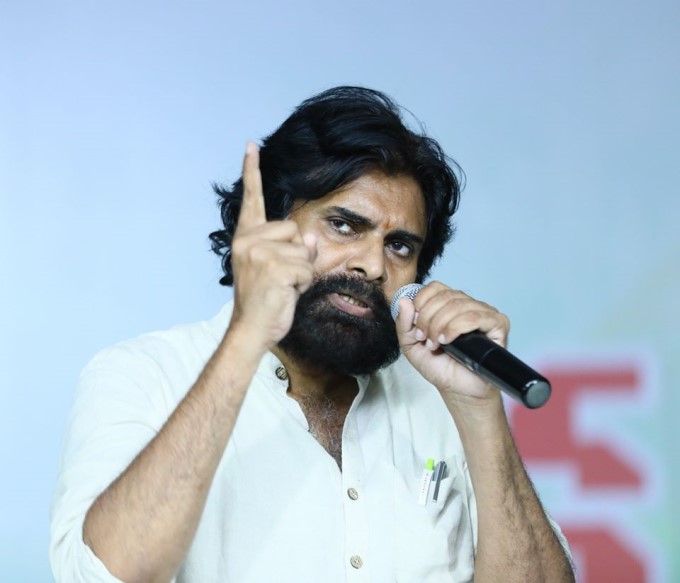 కాకినాడ రైతు సౌభాగ్య దీక్షలో పాల్గొన్న జనసేన అధినేత పవన్ కళ్యాణ్: ఫోటోలు