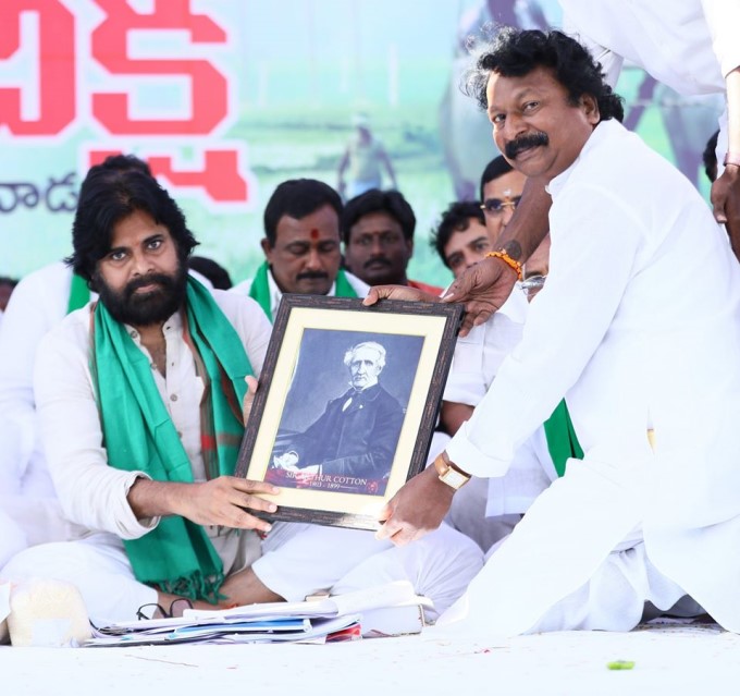 కాకినాడ రైతు సౌభాగ్య దీక్షలో పాల్గొన్న జనసేన అధినేత పవన్ కళ్యాణ్: ఫోటోలు