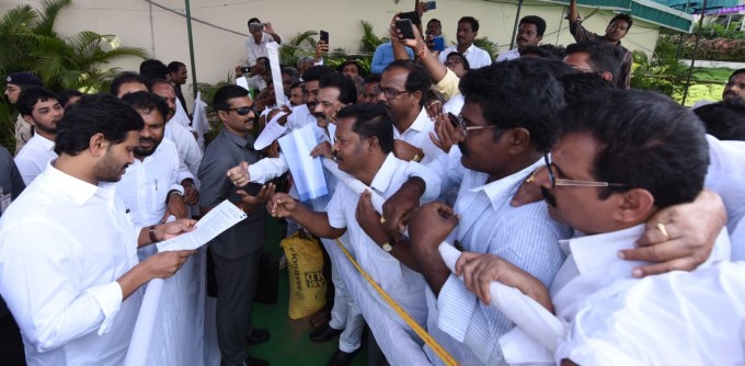 పోలవరం పనులను సమీక్షించిన ఏపీ సీఎం జగన్ : ఫోటోలు