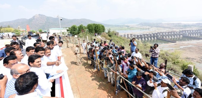 పోలవరం పనులను సమీక్షించిన ఏపీ సీఎం జగన్ : ఫోటోలు