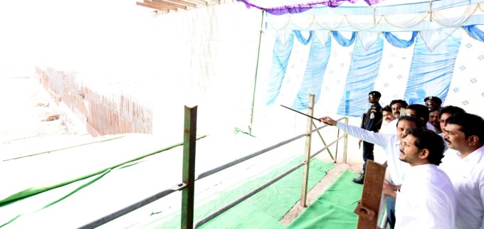 పోలవరం పనులను సమీక్షించిన ఏపీ సీఎం జగన్ : ఫోటోలు