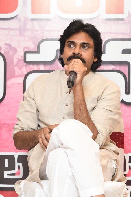 కర్నూలు ఎమ్మిగనూరు జనసేన కార్యకర్తలతో పవన్ కళ్యాణ్: ఫోటోలు