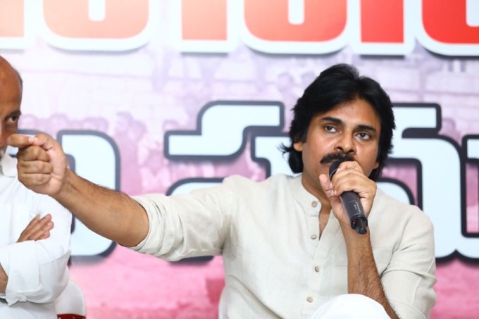 కర్నూలు ఎమ్మిగనూరు జనసేన కార్యకర్తలతో పవన్ కళ్యాణ్: ఫోటోలు