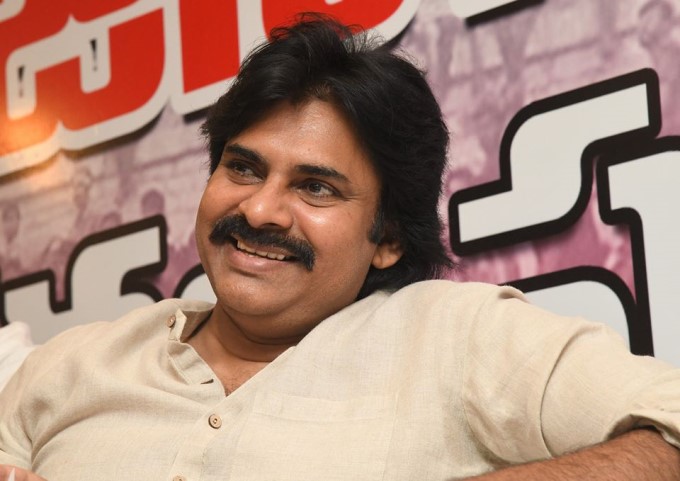 కర్నూలు ఎమ్మిగనూరు జనసేన కార్యకర్తలతో పవన్ కళ్యాణ్: ఫోటోలు