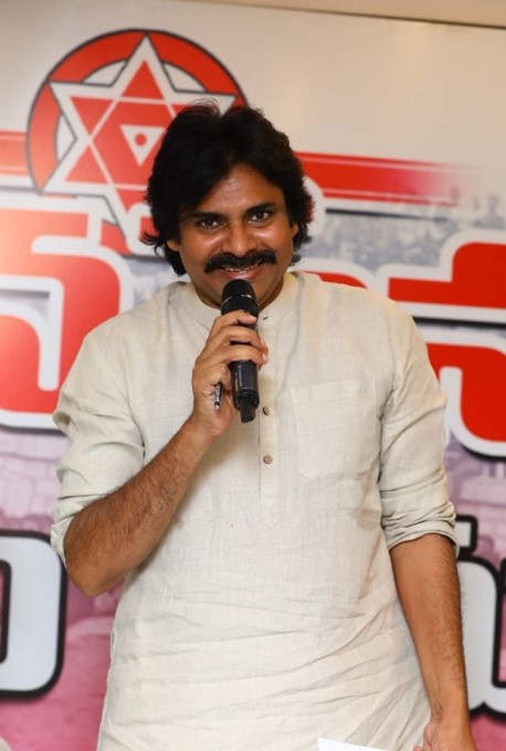 కర్నూలు ఎమ్మిగనూరు జనసేన కార్యకర్తలతో పవన్ కళ్యాణ్: ఫోటోలు