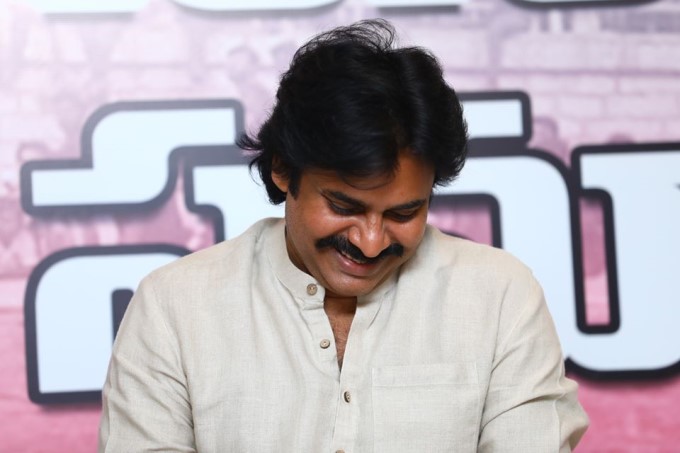 కర్నూలు ఎమ్మిగనూరు జనసేన కార్యకర్తలతో పవన్ కళ్యాణ్: ఫోటోలు