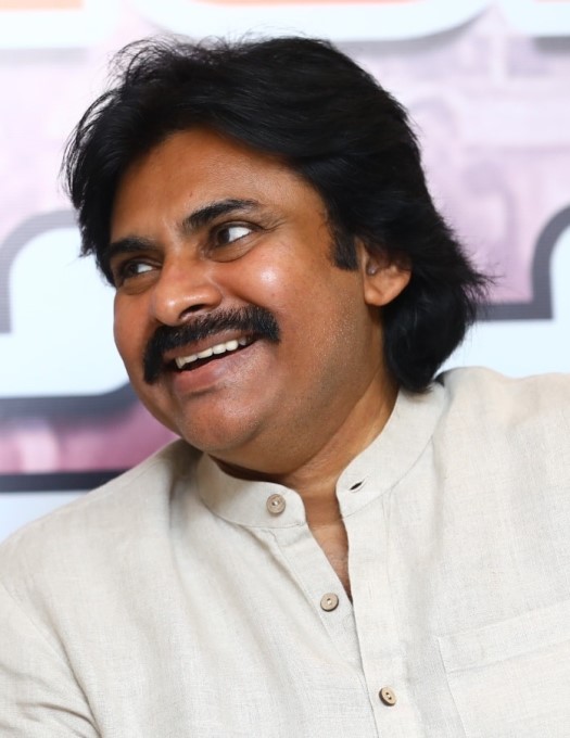 కర్నూలు ఎమ్మిగనూరు జనసేన కార్యకర్తలతో పవన్ కళ్యాణ్: ఫోటోలు